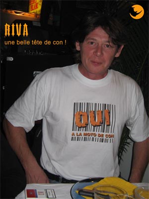 RIVA confirme l’inscription de son tee shirt en roulant sur une GSXR, un exemple a ne pas suivre, bises ma poule